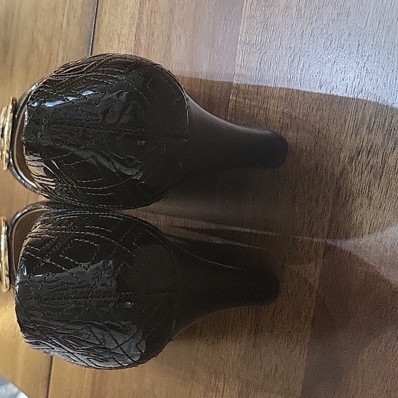 Tory Burch Black Heels with Gold Emblem Size9 - Picture 4 of 5